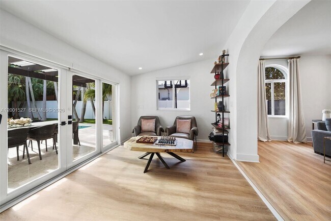 Building Photo - 5237 La Gorce Dr