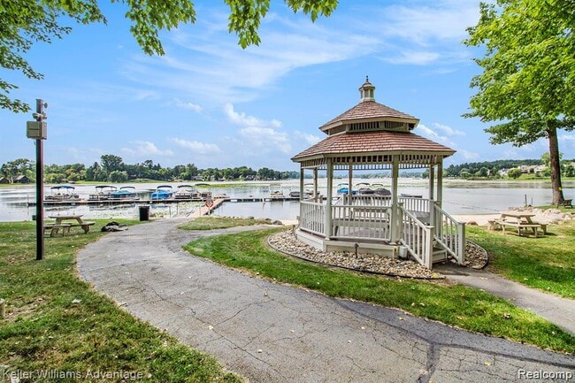 Building Photo - 130 Lakeshore Pointe Dr