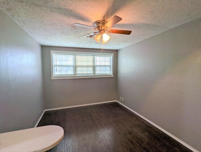 Building Photo - 2 Bed 1 Bath Plus Bonus Living/Office Cottage Style Home-The Village NW OKC