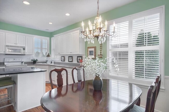 Building Photo - SOUTH SIDE HOLLAND 4 BED 3 BATH HOME