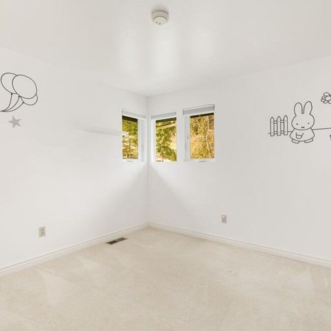 Building Photo - Secluded Lake Sammamish 3 bedroom plus bon...