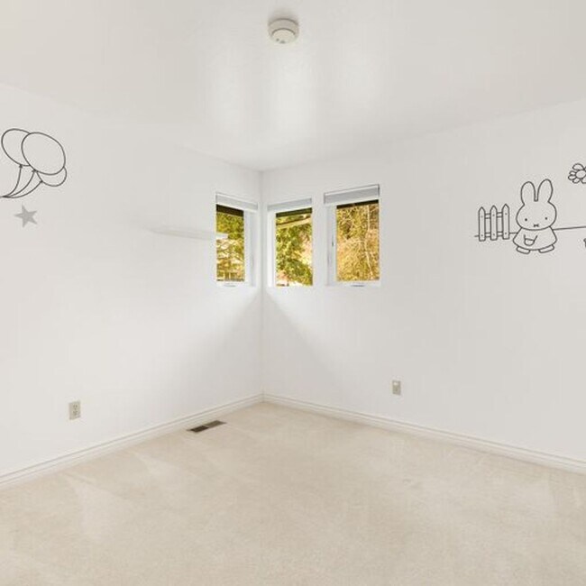 Building Photo - Secluded Lake Sammamish 3 bedroom plus bonus room!