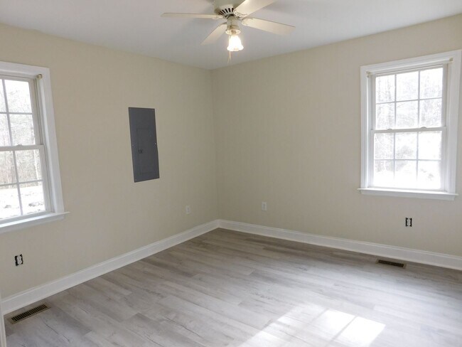 Building Photo - 273 Scott Farm Ln