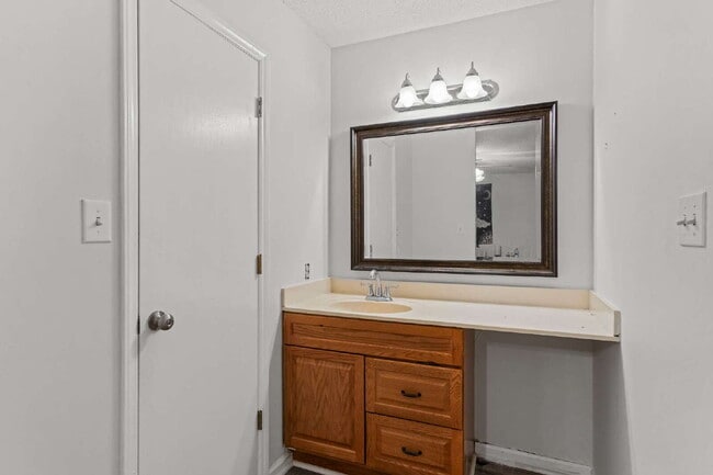 Building Photo - Charming 3-Bedroom Retreat with 2 Full Bat...