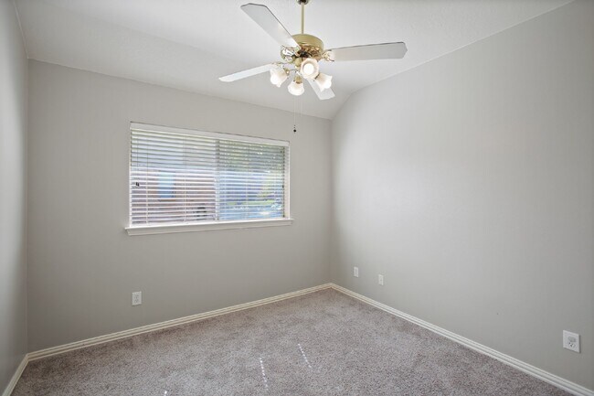Building Photo - Gorgeous 4/2 Home in the Villages of Edgewater Estates with Soaring Ceilings and 2 Flex Rooms!