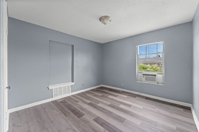 Building Photo - 209 Hyta St