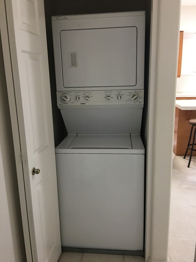Building Photo - End unit ownhouse with garage walking dist...