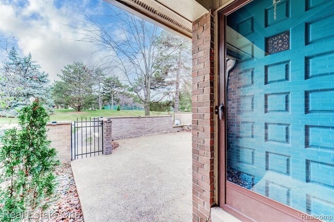 Building Photo - 1631 S Hill Blvd