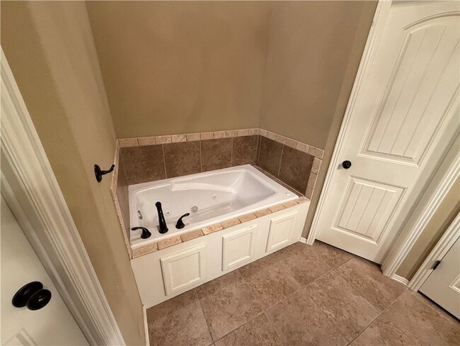 Building Photo - 3302 SW Briar Creek Ave