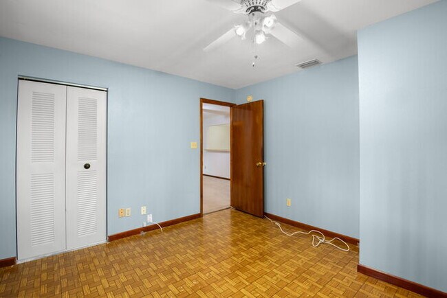 Building Photo - Home For Rent in St Petersburg!