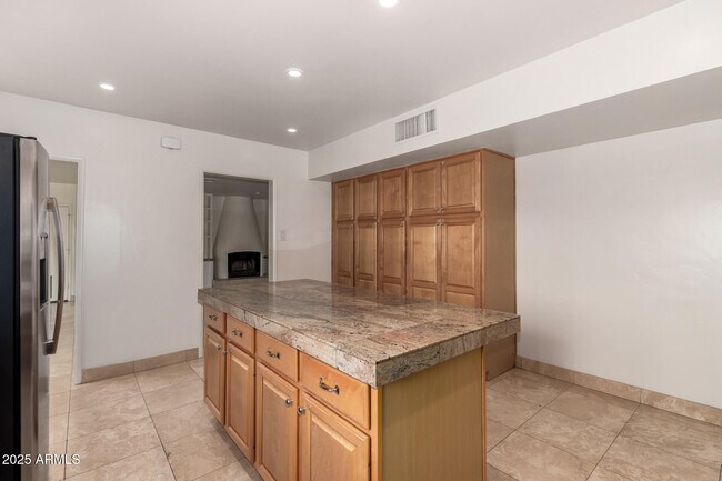 Building Photo - 6925 E Rancho Vista Dr