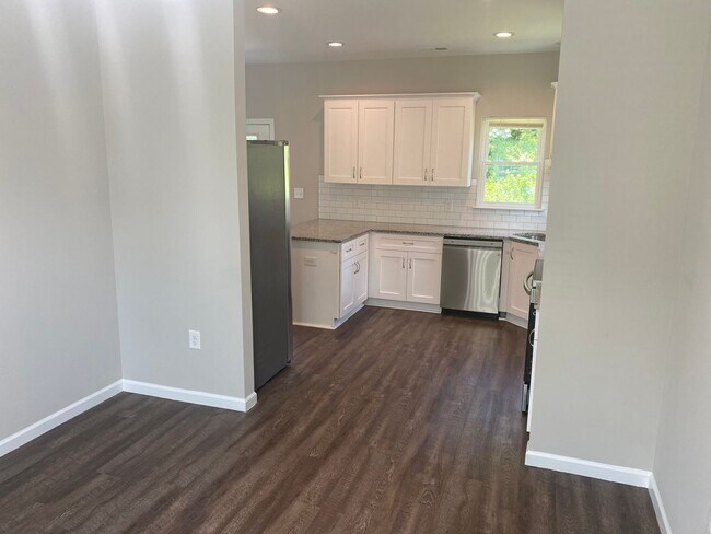 Building Photo - Beautiful 3 bedroom 2.5 bathroom home in C...