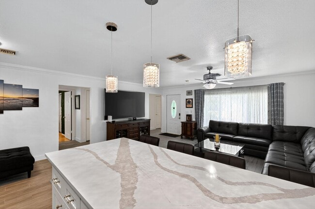 Building Photo - 407 Highwood Cir