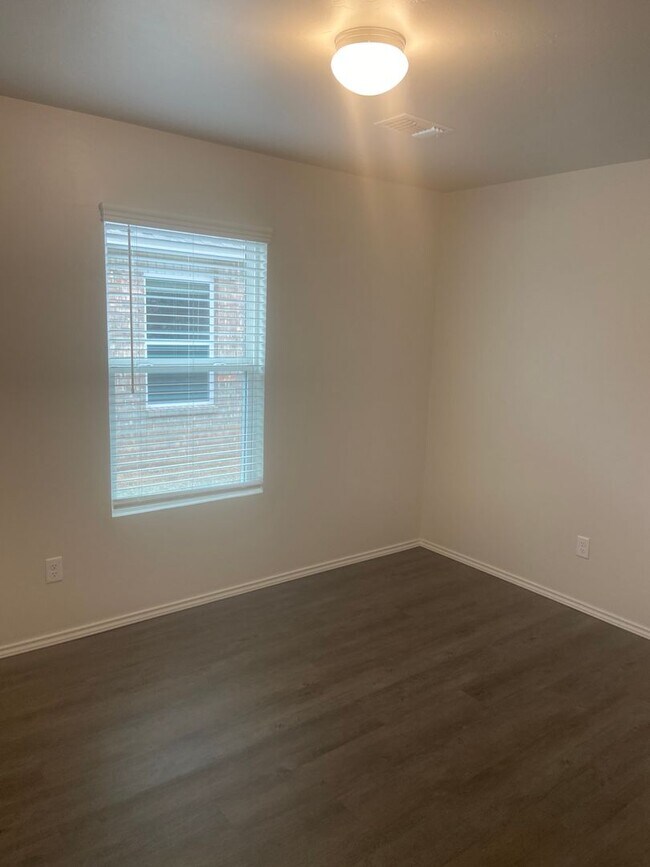 Building Photo - Move-In Ready! Charming 3-Bedroom, 2-Bath Home in Shadow Valley