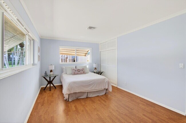 Building Photo - 301 SE 8th Ave