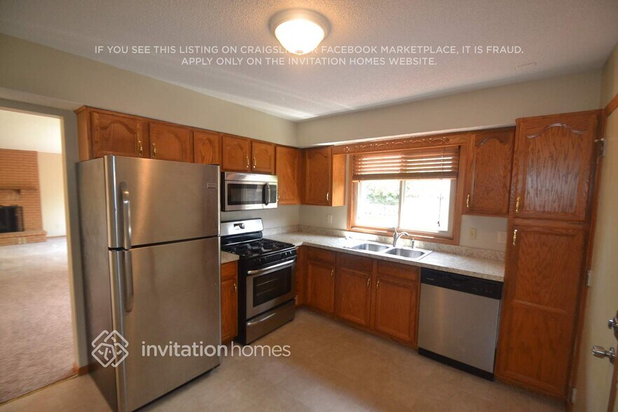 Building Photo - 7818 Hampshire Cir N