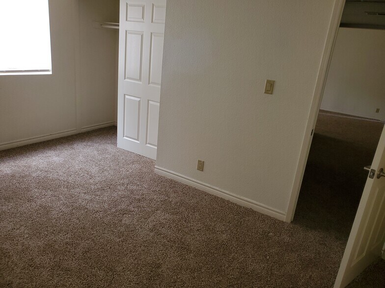 Building Photo - 4981 River Glen Dr