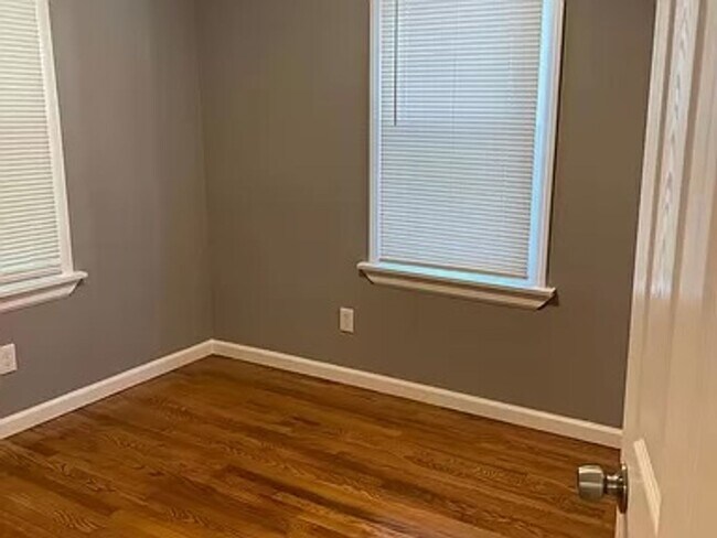 Building Photo - COMING SOON! Beautifully renovated single-...