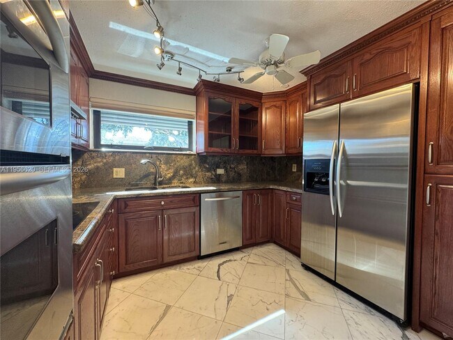 Building Photo - 4800 Bayview Dr