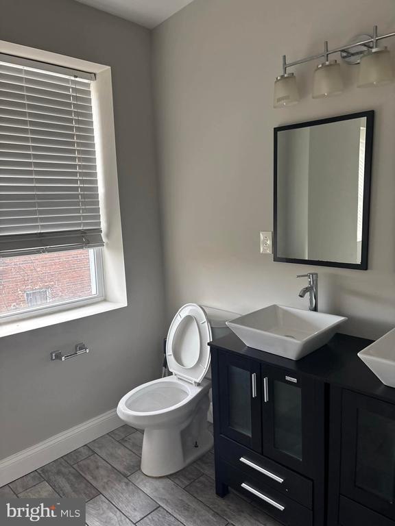 Building Photo - 411 Robert St