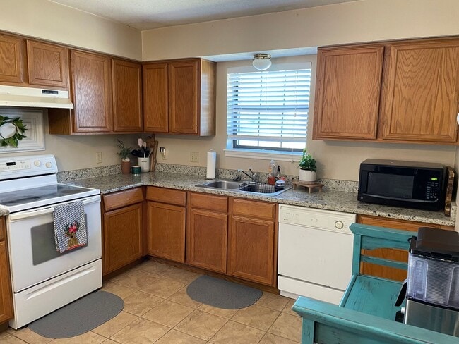 Building Photo - AVAILABLE FOR AUGUST PRE-LEASE Charming 3 ...
