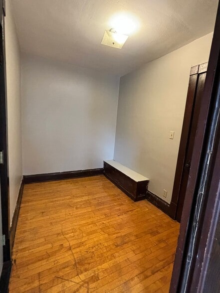 Den - 2926 N Cramer St