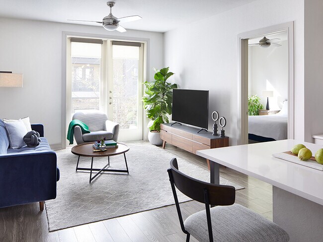 Building Photo - 1610 E 6th St