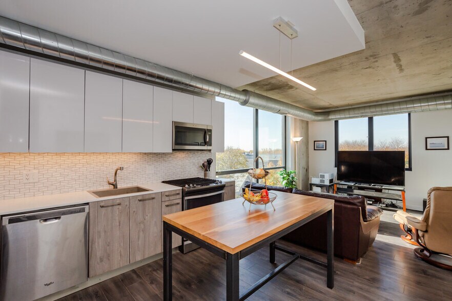 Primary Photo - 1714 W Roscoe St