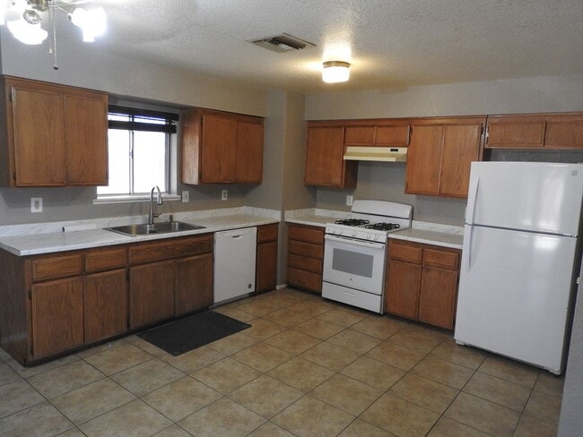 Building Photo - 4 Bedroom with large yard