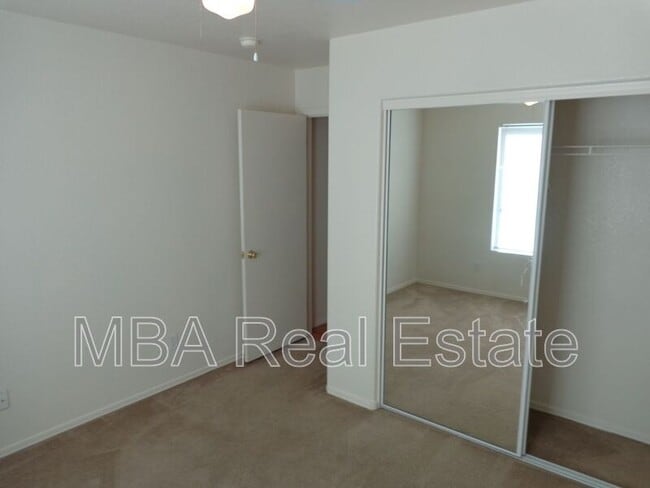 Building Photo - 5517 S 11th Pl