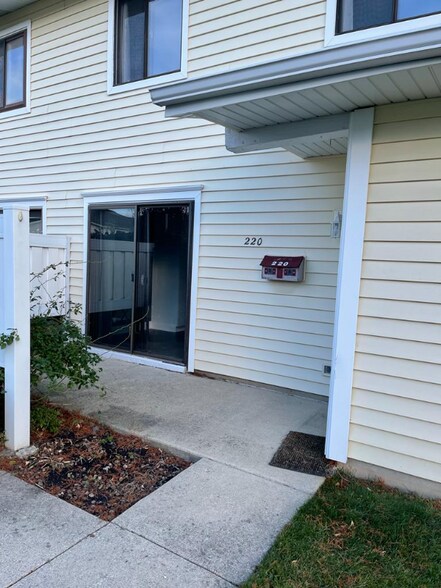 Primary Photo - 220 N Waterford Dr