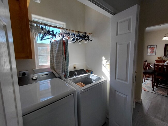 Building Photo - 4 Plex unit close to FLW