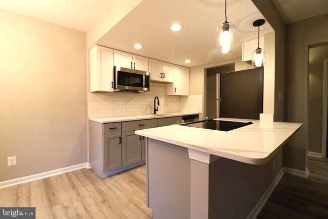 Building Photo - 2249 Castle Rock Square