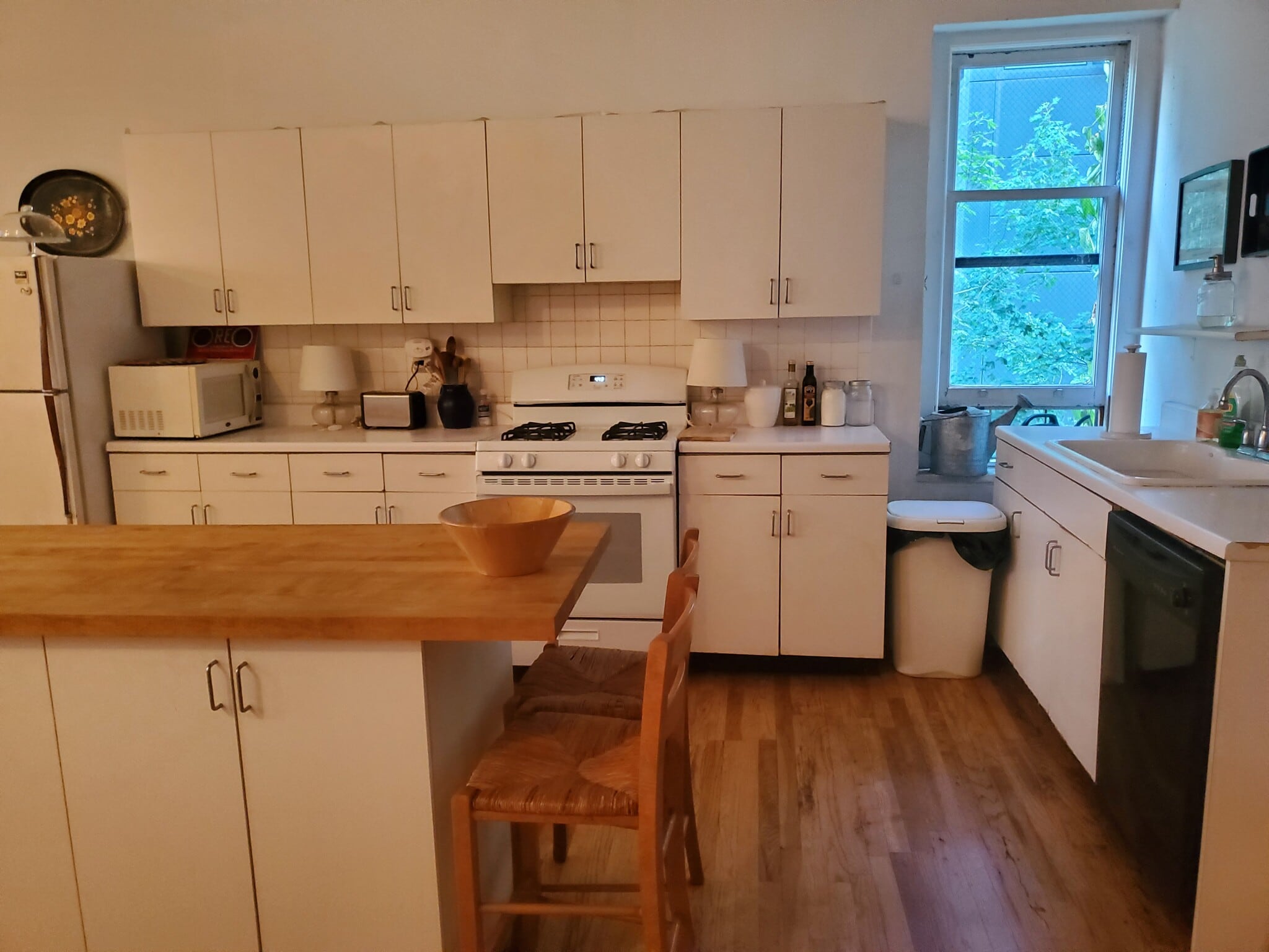 1/3 view of kitchen area - 471 Broadway