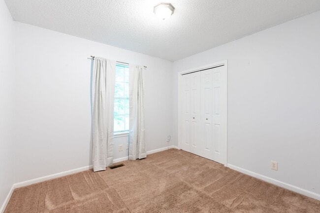 Building Photo - 4 Bed home in Olathe- Quick access to I-35