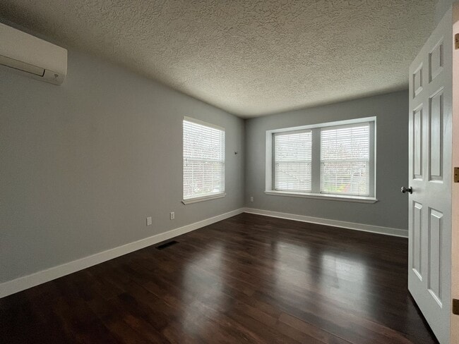 Building Photo - Stunning Lake Oswego Home with Outdoor Retreat, Vaulted Ceilings & Walk-In Closet