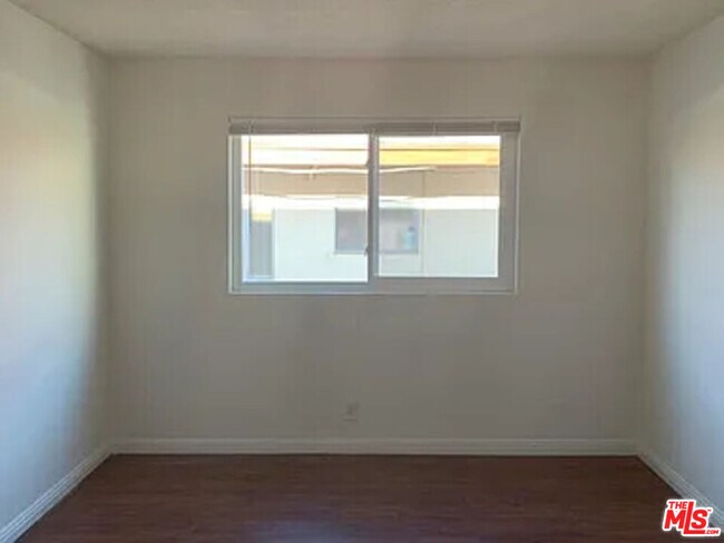 Building Photo - 832 S Gramercy Pl