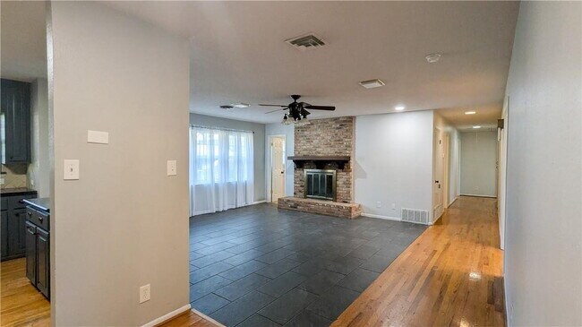 Building Photo - Charming 3-Bed, 2-Bath Oasis on West 6th S...
