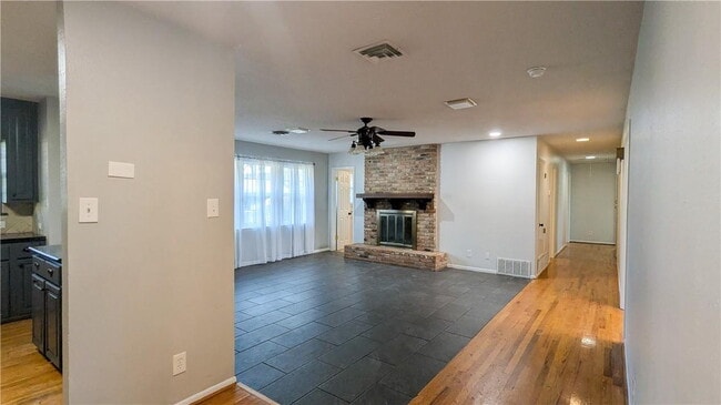 Building Photo - ***LABOR DAY SPECIAL! $600 OFF FIRST FULL ...