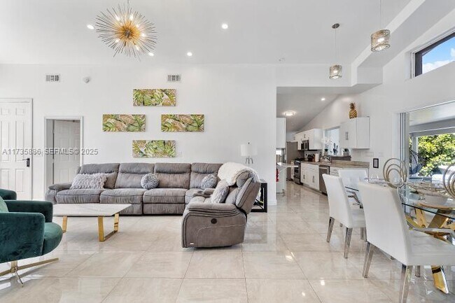 Building Photo - 2541 NE 195th St