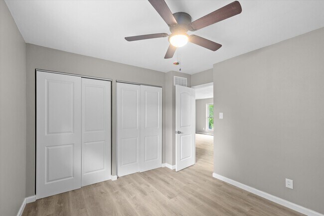 Building Photo - 5 Manor Dr