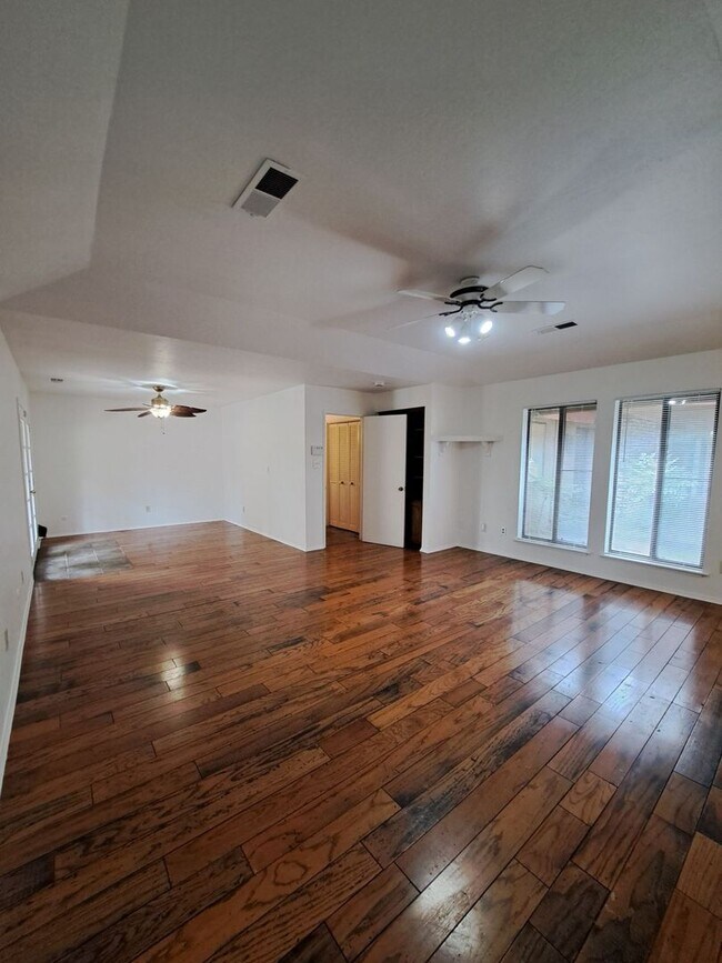 Building Photo - MOVE IN SPECIAL: Half OFF the 1st Month's ...
