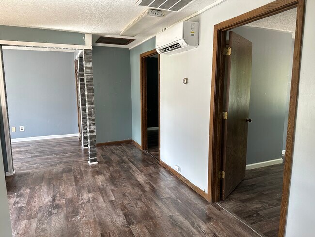 Primary Photo - 1122 S Oak Ave