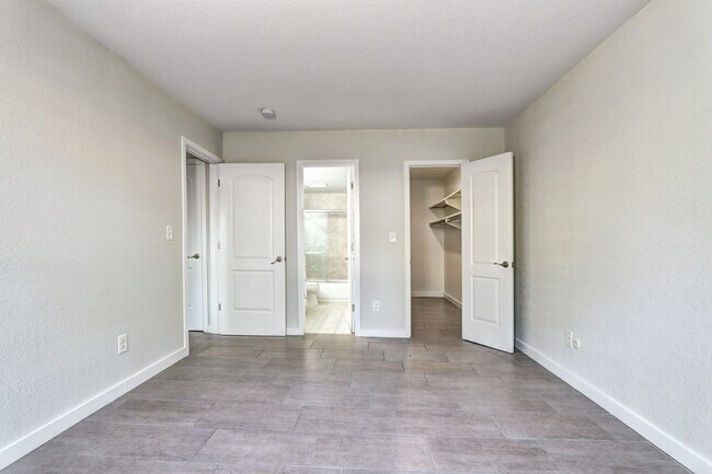 Building Photo - Updated 2 Bedroom 2 Bath Condo With Pool A...