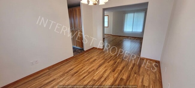 Building Photo - Spacious & Beautiful 4 bd 2.5 ba, 2 Story Battle Ground Home w/ A/C, Fireplace & so much More!