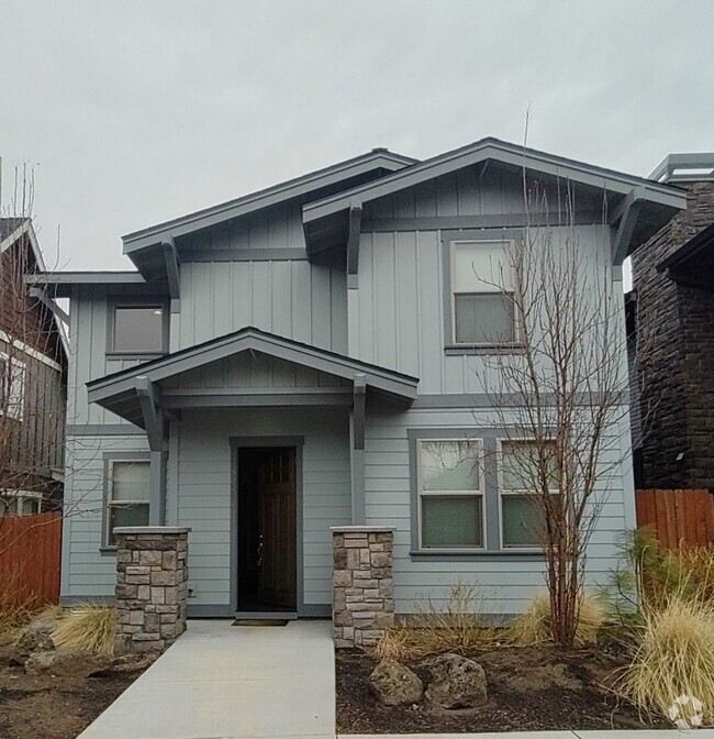 Building Photo - Spacious 3 bedroom 2.5 bath w/ an office a...