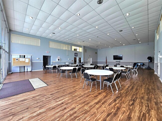 Building Photo - 2141 NE 1st Ct