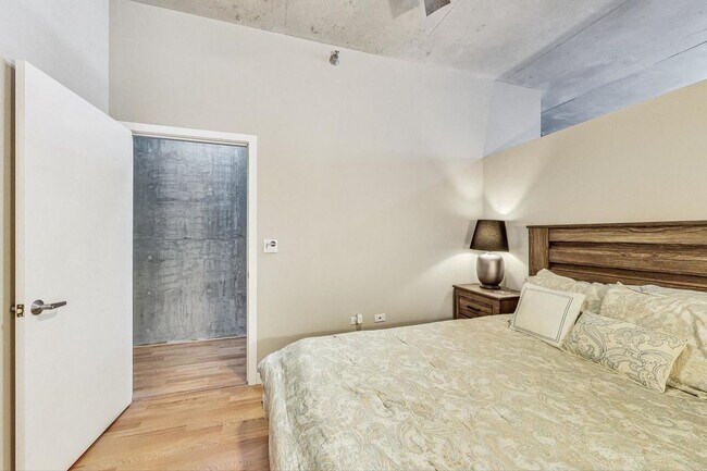 Building Photo - 235 W Van Buren St