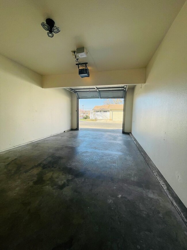 Building Photo - North Merced: $1575 2 Bedroom 1.5 Bath Tow...