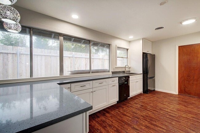 Building Photo - 6108 Cherrylawn Cir